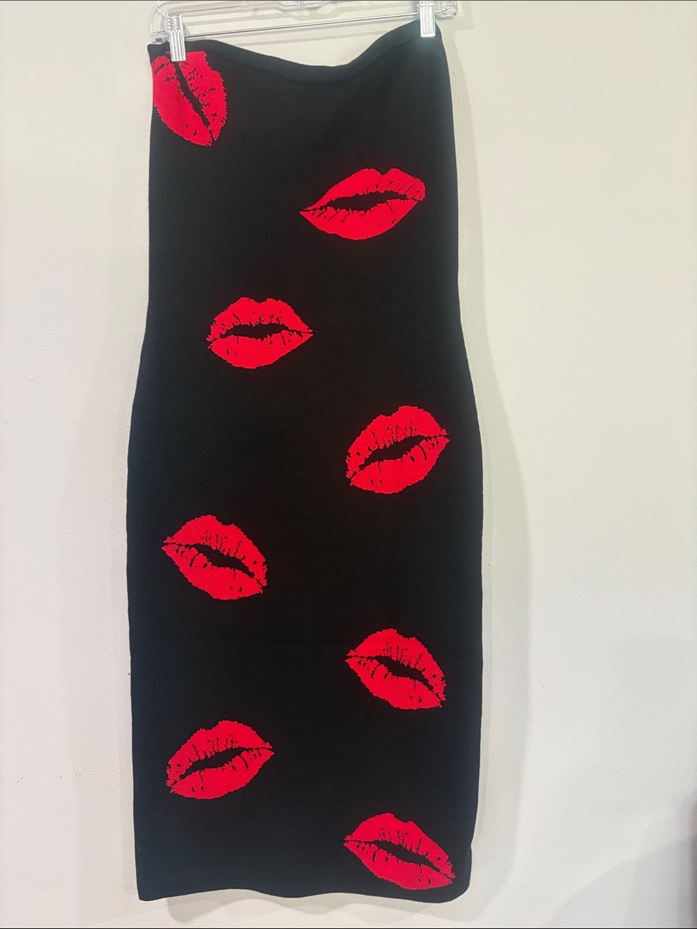 MADDEN GIRL STRAPLESS BLACK DRESS WITH RED LIPS PRINT SIZE/L